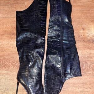 Women Black Croc-Embossed Heeled Boots